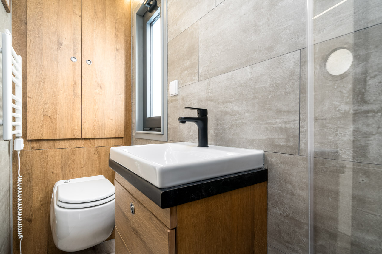Bad mit Waschbecken und Toilette
